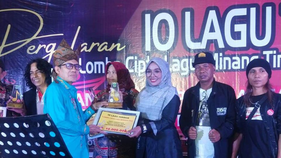 Foto 3 - Rika Amir saat menerima piagam penghargaan atas karya lagunya berjudul Pasan Mande yang berhasil masuk 10 lagu terbaik Lomba Cipta Lagu Minang Tingkat Nasional 2022. (Dok. ST22).jpg